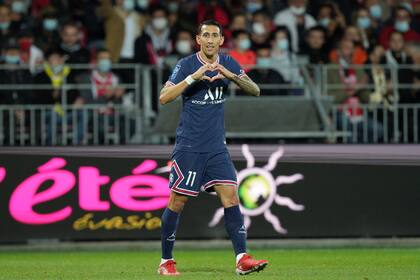 Ángel di María festeja tras anotar el último tanto del partido de la liga francesa ante el Brest, el viernes 20 de agosto