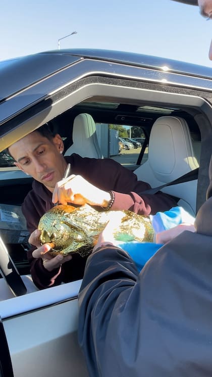 Ángel Di María firma la réplica de la Copa del Mundo