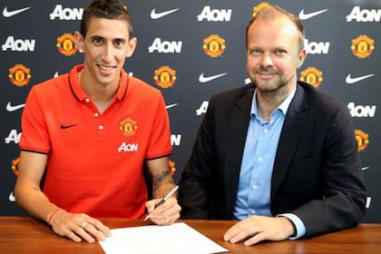 Angel Di María firmando su contrato con el Manchester United