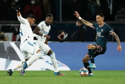 Ángel Di María frente a Casemiro y David Alaba durante el partido de Champions League que disputaron el Paris Saint-Germain y el Real Madrid