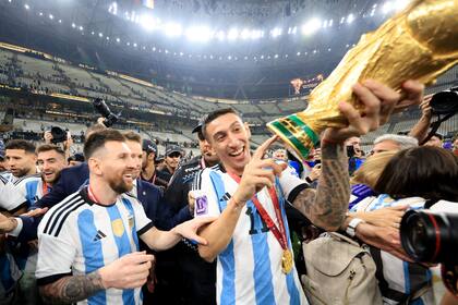 Ángel Di María le advierte a Lionel Messi que la Copa con la que festejó no era la original