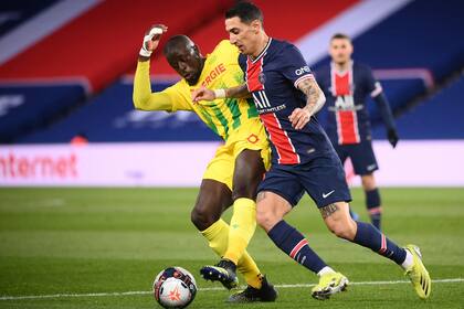 Angel Di María lucha por la pelota con Abdoulaye Toure durante el partido que disputaron el PSG y el Nantes.