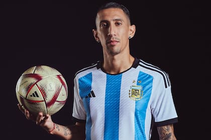 Ángel Di María posa con la pelota "Al Hilm" que se usará en los últimos cuatro partidos del Mundial de Qatar