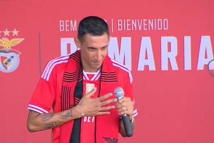 Ángel Di María salió a un balcón del estadio de Benfica y les habló a los hinchas del club, con su estilo, en su regreso