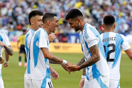 Ángel Di María y Cristian Romero, dos fijas de la selección argentina para la Copa América 2024