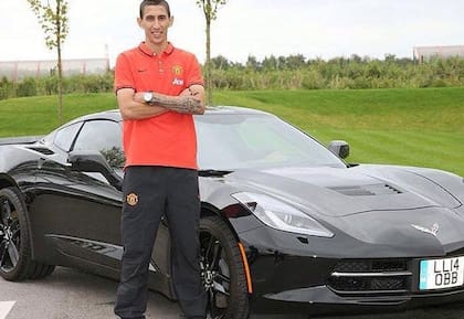 Ángel Di María y el Corvette Stingray, cuando apenas llevaba unos días en la ciudad de Manchester