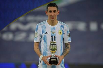 Ángel Di María y el trofeo merecido, una réplica de la anhelada Copa América