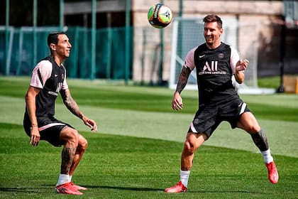 Ángel Di María y Lionel Messi, durante el primer entrenamiento de la Pulga en PSG, su nuevo club.