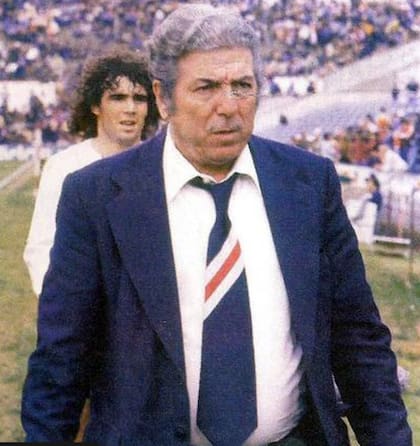 Ángel Labruna, emblema de River, con la corbata de la suerte, regalada por Ante Garmaz