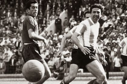 Angel Labruna en acción, en el partido que en 1955 consagró como campeón sudamericano a la Argentina ante Chile