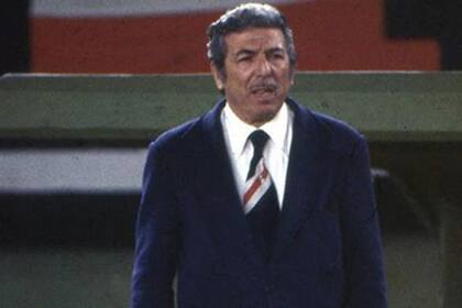 Ángel Labruna y su característica corbata con los colores del club de sus amores: River Plate
