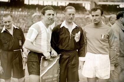 Angel Laburna, capitán argentino en el triunfo por 1 a 0 sobre Italia en 1956, en el Monumental