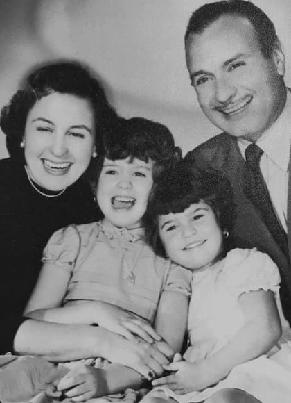 Ángel Magaña junto a su mujer, la actriz Nury Montsé, y sus dos hijas