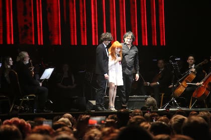 Ángel Mahler y su hijo Damián revivieron en el Luna Park la voz y la mística de Sandro