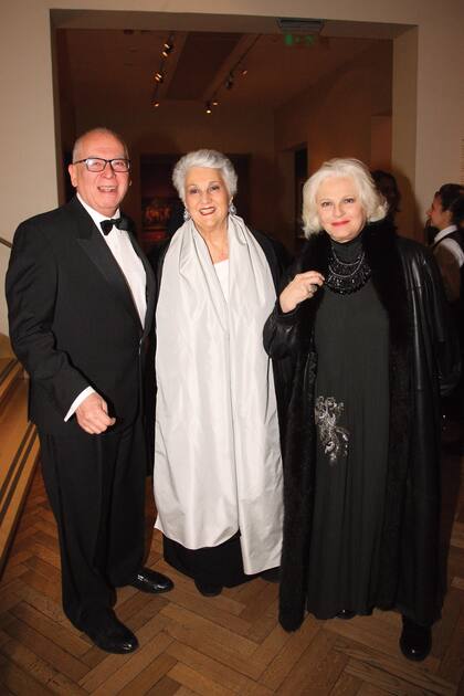 Ángel Navarro, Claudia Caraballo de Quentin y Gloria César, que se encargó una vez más de la ambientación, se saludan durante el cóctel.