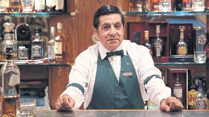 Ángel Palavecino, detrás de la barra de La biela