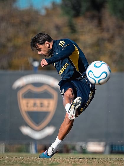 Ángel Romero, en la práctica de este domingo: suma un gol en 11 partidos en Boca.
