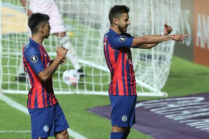 Ángel Romero festeja su gol, el del 2-0, a Universidad de Chile; al poco tiempo salió disgustado de la cancha.