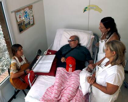Ángel, uno de los huéspedes del hospice El Buen Samaritano, junto a las voluntarias Ana,Jessica y Alejandra,