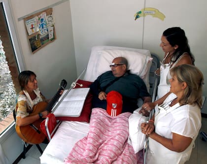 Ángel, uno de los huéspedes del hospice El Buen Samaritano, junto a las voluntarias Ana,Jessica y Alejandra.