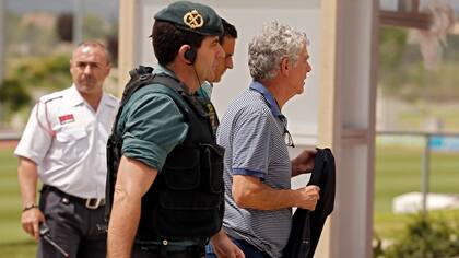 Angel Villar escoltado por la Guardia Civil