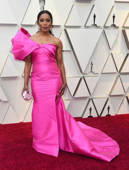 Angela Basset también optó por el tono fucsia