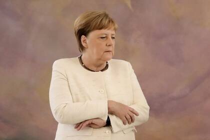 Angela Merkel cruzó los brazos para evitar que se viera el movimiento