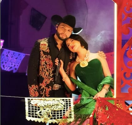 Ángela Aguilar y su hermano Leonardo, ambos cantantes de música regional mexicana.