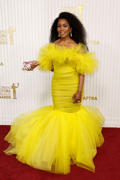 Angela Bassett con un diseño impactante