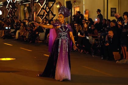 Angela Bassett fue una de las más aplaudida del desfile que la revista Vogue organizó ayer en los estudios Paramount en Hollywood para celebrar la moda en el cine. La actriz desfiló en uno de los trajes que usó para el film Black Panther