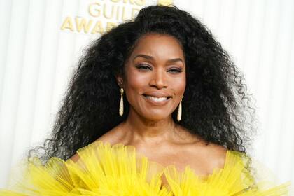 Angela Bassett se llevo todos los flashes con su vestido color mostaza