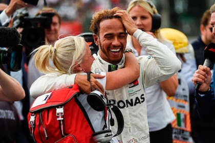 En los dos años de impasse, Angela Cullen y Lewis Hamilton mantuvieron el contacto y hasta juntos practicaron paracaidismo; la neozelandesa se suma a Project 44, la empresa del británico que en 202 sumó a Marc Hynes, exdirector comercial