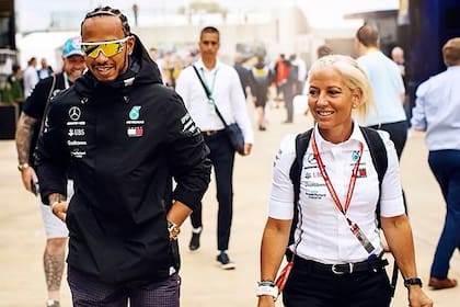 Angela Cullen no se separa ni un minuto de Lewis Hamilton en los autódromos, salvo cuando el inglés corre en su auto; la neozelandesa es entrenadora, fisioterapeuta y asistente personal del campeón.