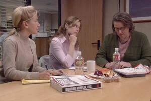 Angela, de la serie The Office, presidía un comité de organización de fiestas al que le costaba la toma de decisiones