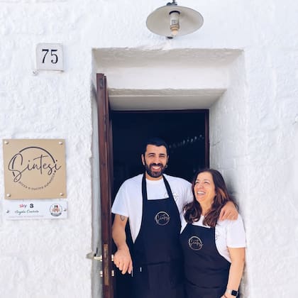 Angela está al frente de la cocina y Francesco Marangi, su hijo, se ocupa de las pizzas y los fermentos.