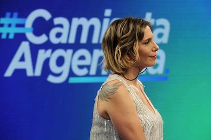 A punto de cumplir 45 años, Ángela Lerena celebró sus 25 años con el periodismo como la primera mujer en comentar un partido del seleccionado argentino en una transmisión televisiva. Fue en la señal pública, y junto al relator Pablo Giralt.