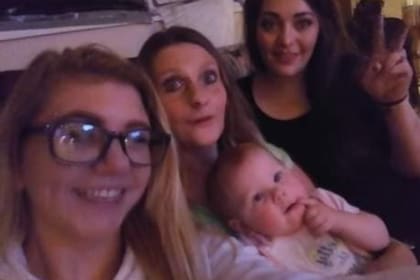 Angela Lipps, la mujer detenida por error, junto a su familia