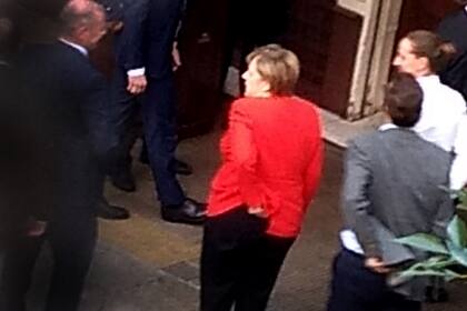 Angela Merkel al entrar a un restaurant en el barrio de Palermo