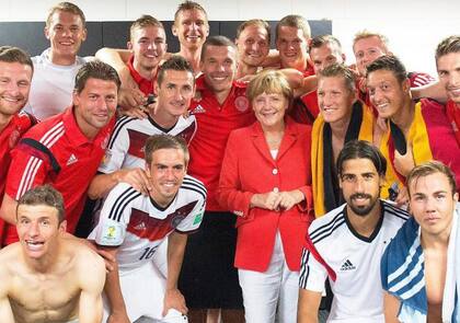 Angela Merkel celebró en el vestuario alemán el campeonato de 2014