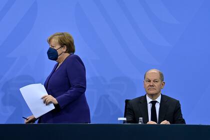 Angela Merkel junto a su sucesor, Olaf Scholz, en la conferencia de prensa sobre la estrategia frente a la pandemia