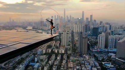 Angela Nikolau, una de las protagonistas de la serie. Es reconocida por sus inusuales fotografías en los techos de diversos rascacielos