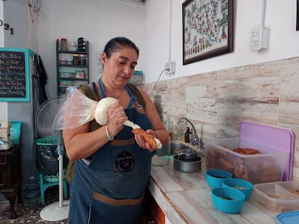 Ángela rellena un cannoli con ricota