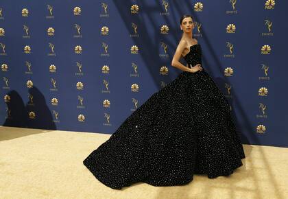 Angela Sarafyan, una de las figuras de uno de los dramás más nominados, Westworld, lució un impactante vestido que se llevó todas las miradas
