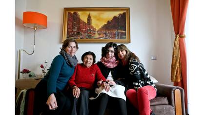 Angela, segunda desde la derecha, posa para un retrato con su madre Ximena Maturana, su abuela, y bisabuela, en su casa de Santiago de Chile. Angela, que nació varón, todavía lucha para llegar a un acuerdo con su identidad un año después de su transición.