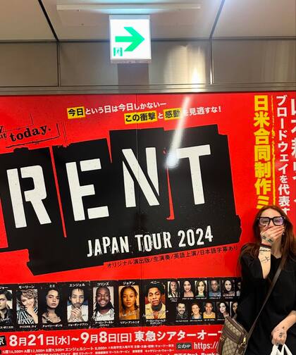 Ángela Torres posó delante de una marquesina de Rent, la obra que protagoniza en Argentina (Foto: Instagram/@angelatorres)