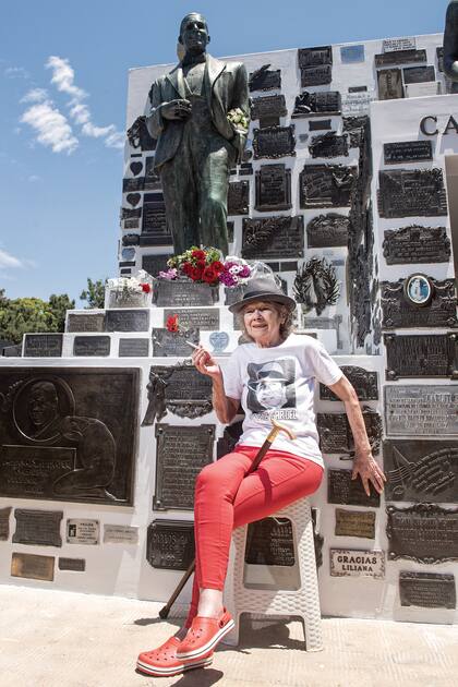 Ángela Visciani (83) es una infaltable; aquí, con un cigarrillo, que le dejan como ofrenda