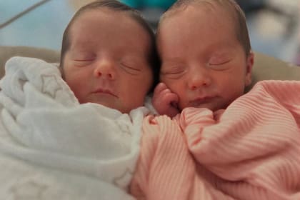 Ángela y Aurora, las hijas gemelas de Luz Cipriota
