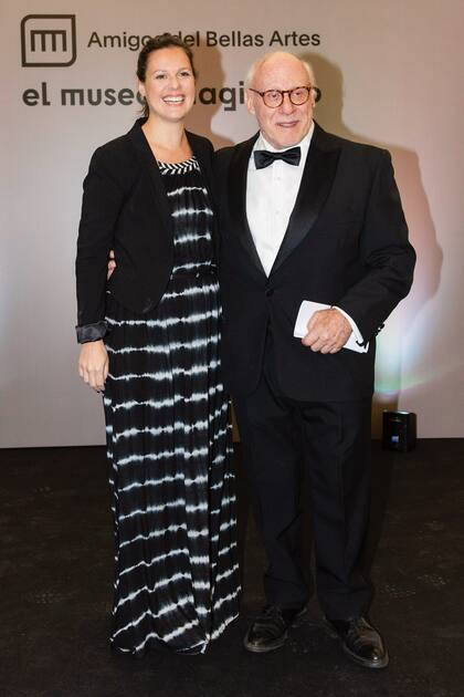 Ángeles Crivelli y Julio César Crivelli, presidente de Amigos del Bellas Artes, que recibió a cada uno de los invitados.