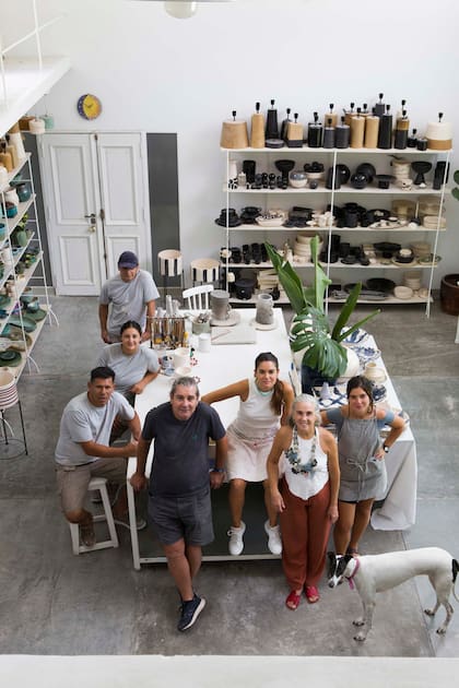 Ángeles junto a sus hijas, Miguel (su marido) y parte del equipo que la acompaña desde hace 20 años en el taller. En cualquier dirección en la que se mire, belleza y más belleza.