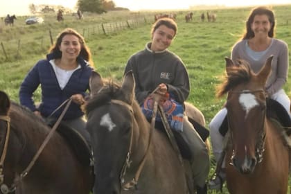 Ángeles Naveyra, presidenta de la Fundación Barbechando con su familia